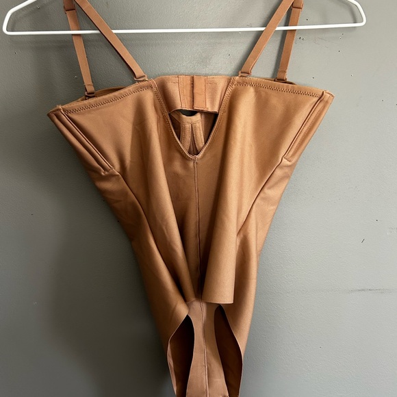 Skims Body Underwire Bodysuit - Picture 3 of 4